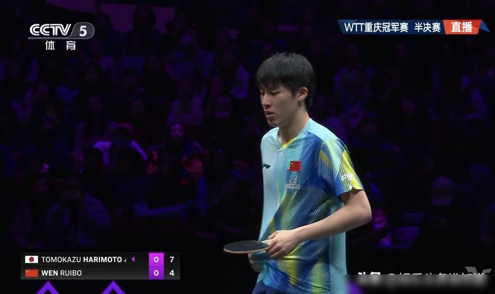 重庆球馆昨晚喊到破音！19岁温瑞博把张本智和逼到21-19，连救3个赛点！
你