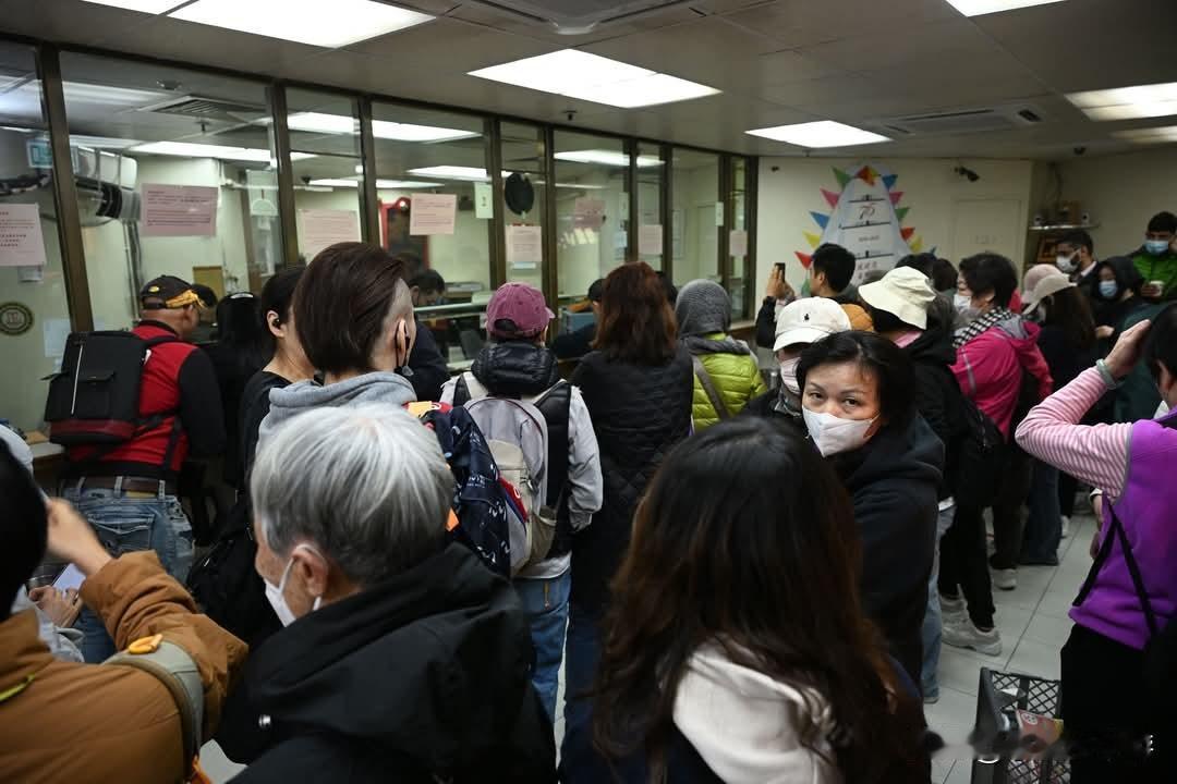 黄金价格频创新高，导致香港市民对购买黄金却步，转而疯抢银条。中环一家店铺的数百条