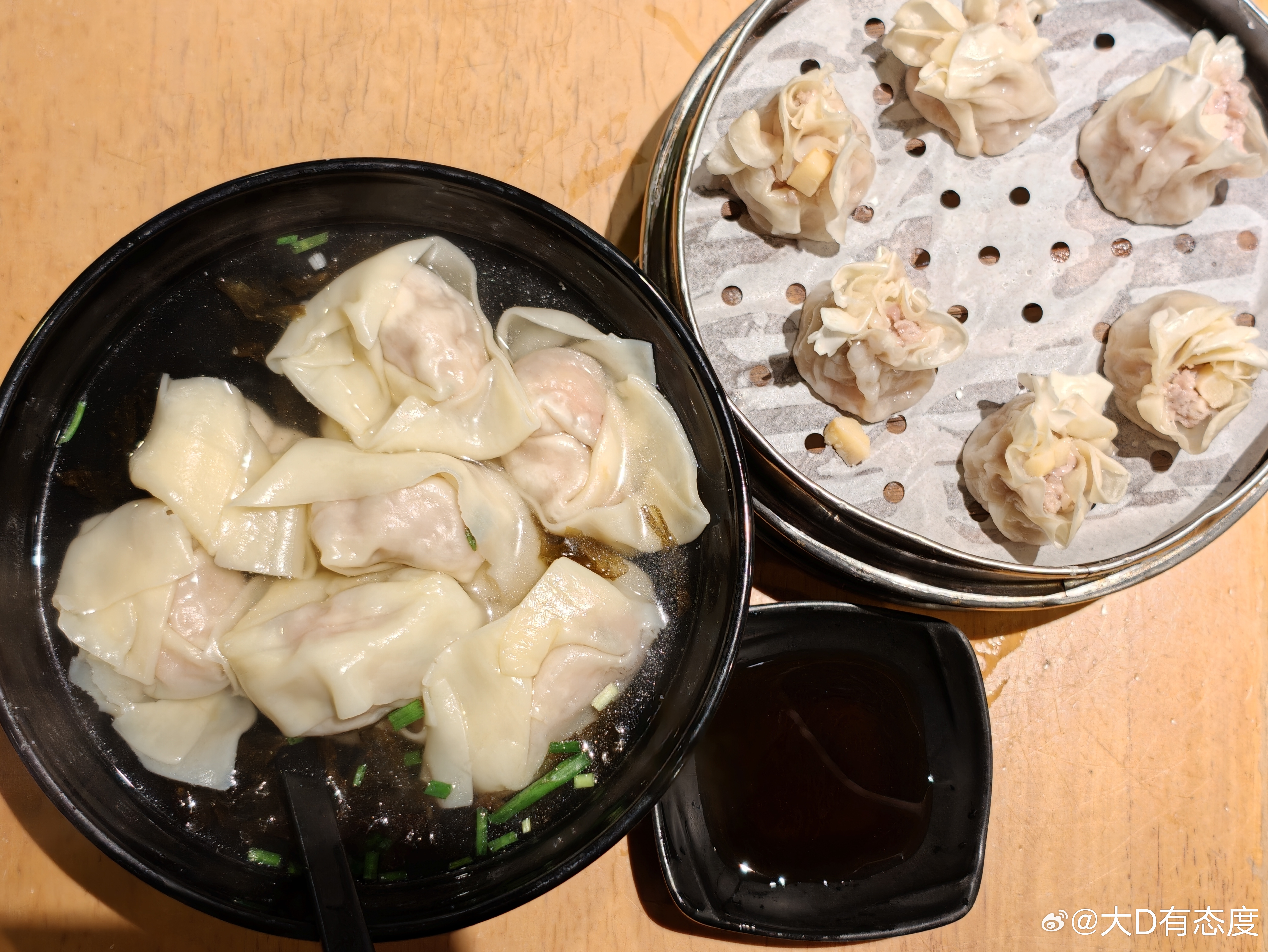 论美食还得是国内，半客蛋黄鲜肉烧麦加一碗笋尖鲜肉大馄饨，25元，嘉兴蛮有名烟火小