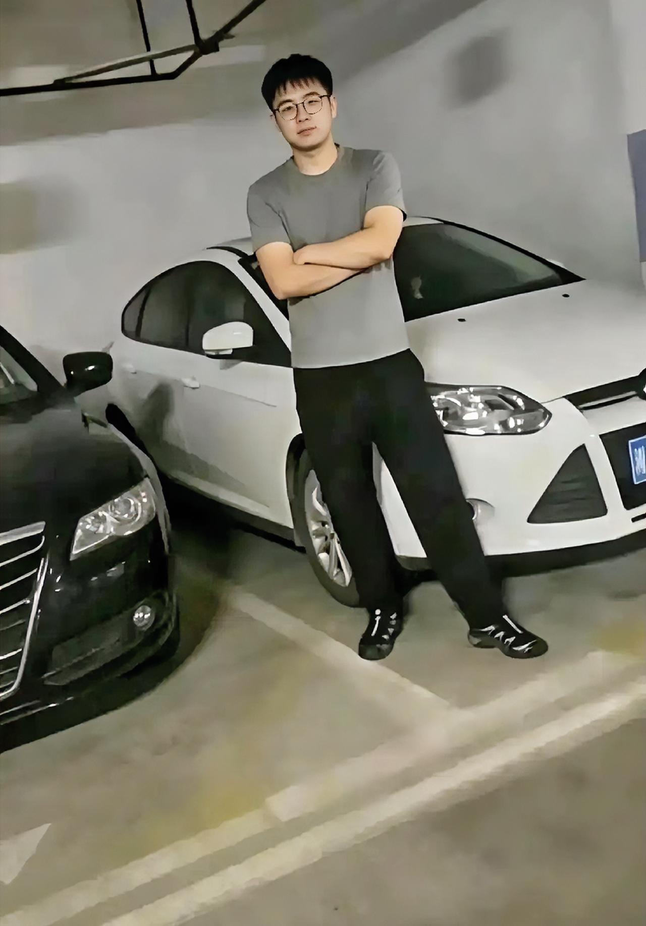 很多人只盯着停职的彭某某，却忽略了事件里最得不偿失的人——她的男友雷某。作为长沙