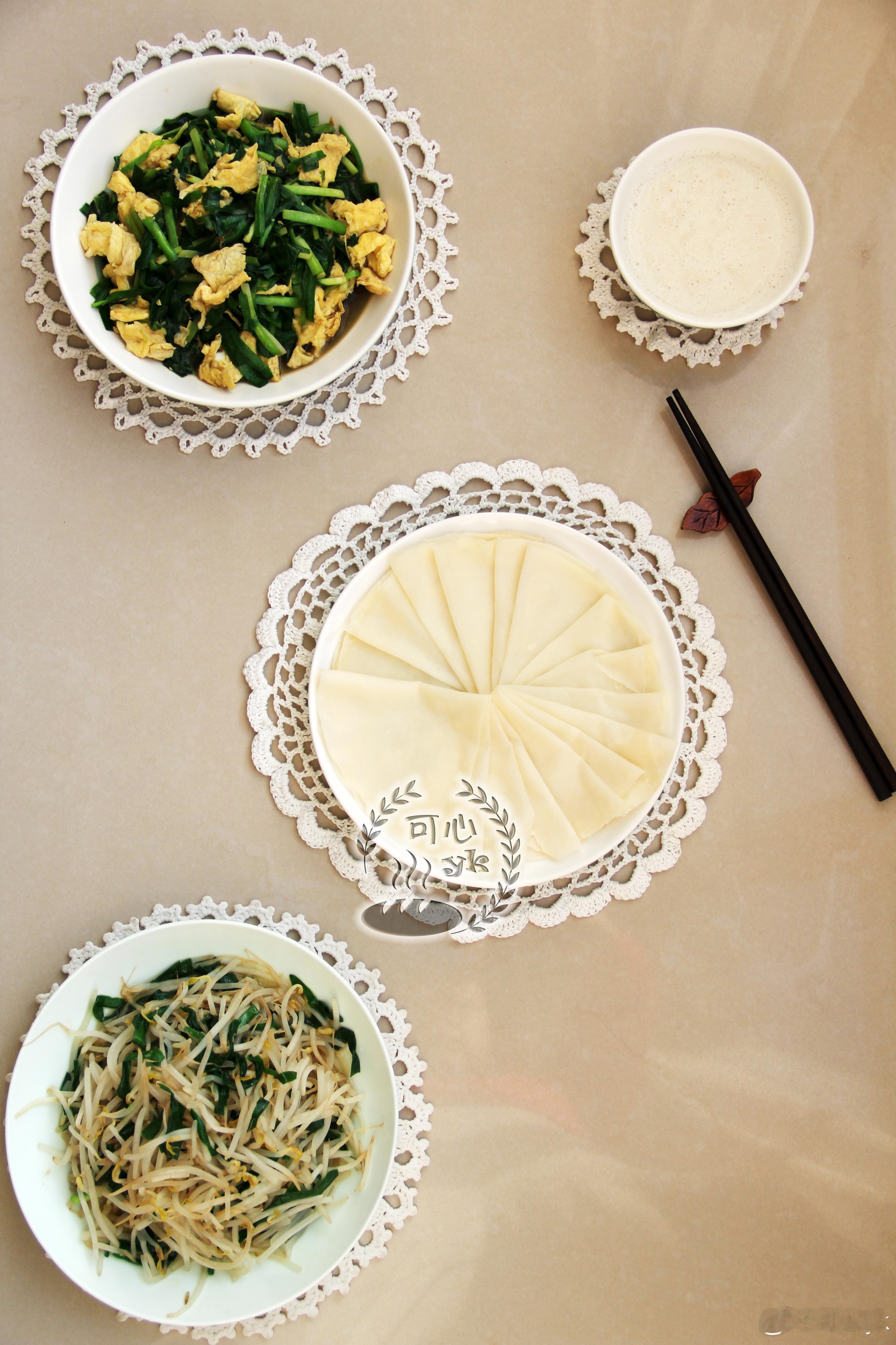 [调皮]今天的早餐：春饼，鸡蛋炒韭菜，豆芽炒韭菜，豆浆。#不可辜负的美食##我的
