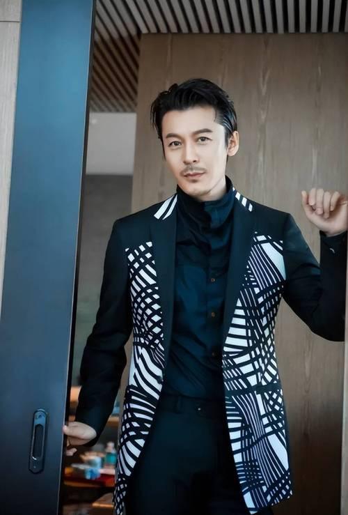 2025年12月16日，演员王东发视频宣布恢复单身，称因需抚养3个孩子及赡养父母