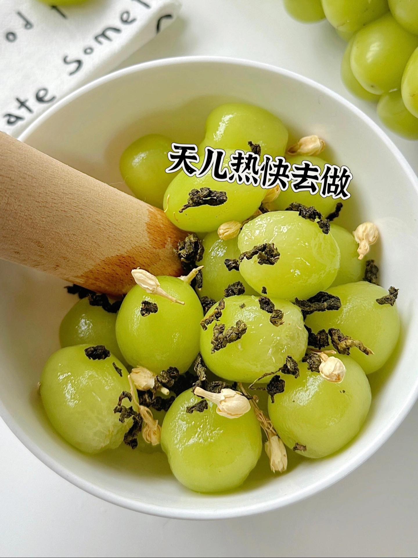 真的比奶茶好喝啊。巨清新！巨爽口！
妥妥夏日必备神器！！
茉莉的清香 十 葡萄的清甜！还有淡淡茶香.
35度大热天来一杯～ 冰冰凉凉爽爆了！！
清甜爽口！吨吨吨瞬间炫完！！
🍉青提、茉莉花、乌龙茶
🥭具体做法都在图上~
信我！！做好装杯子里带去上班！一天2L水都喝完！！！太好炫了！！