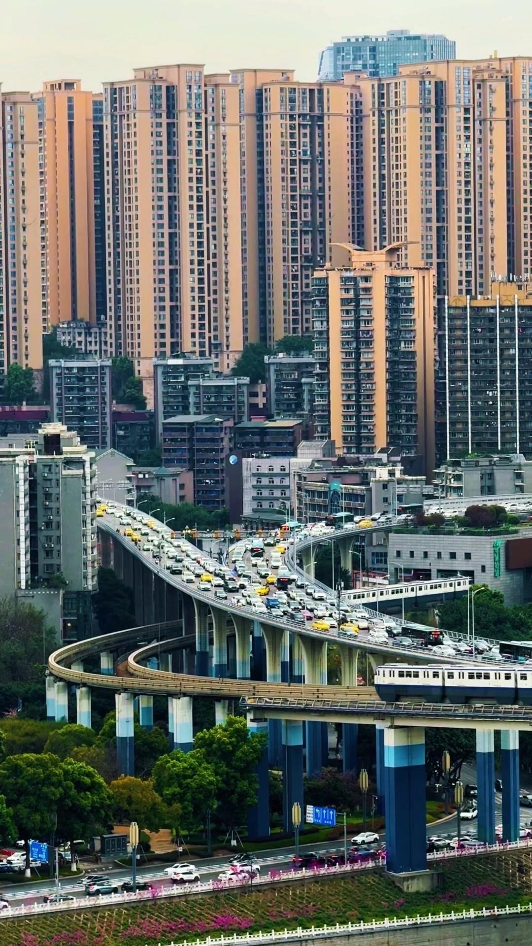 重庆轻轨穿楼，魔幻到不敢信！🌆重庆的轻轨真的像科幻片一样，爬坡上坎还能穿楼而过