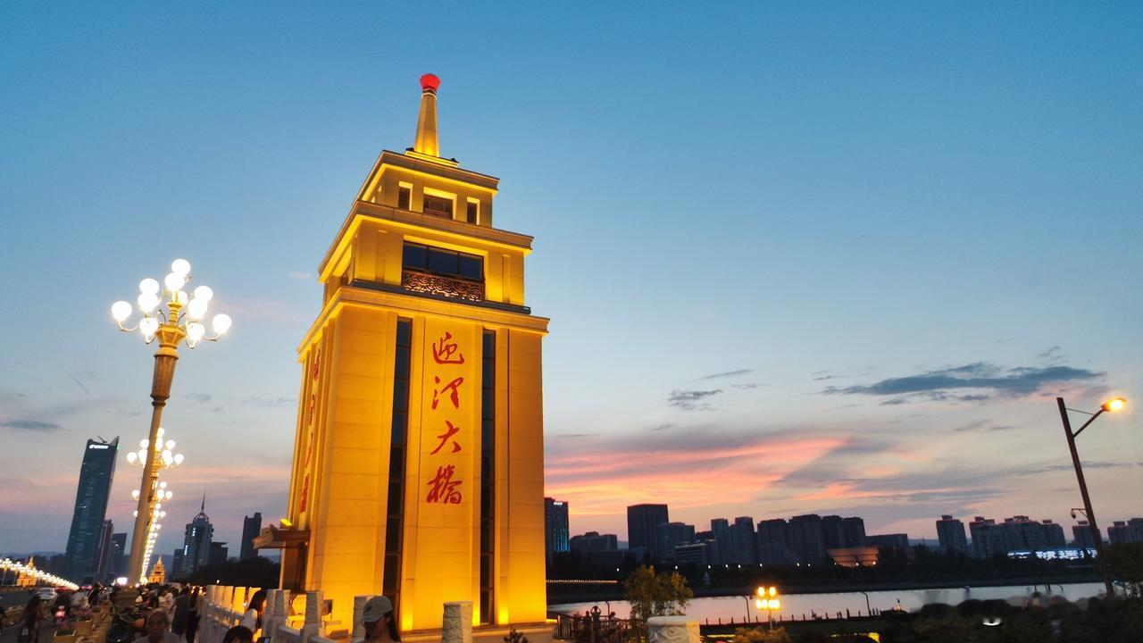 夜醉龙城
       夜幕轻垂，华灯点亮龙城太原。迎泽大街夜色阑珊，满是醉人风
