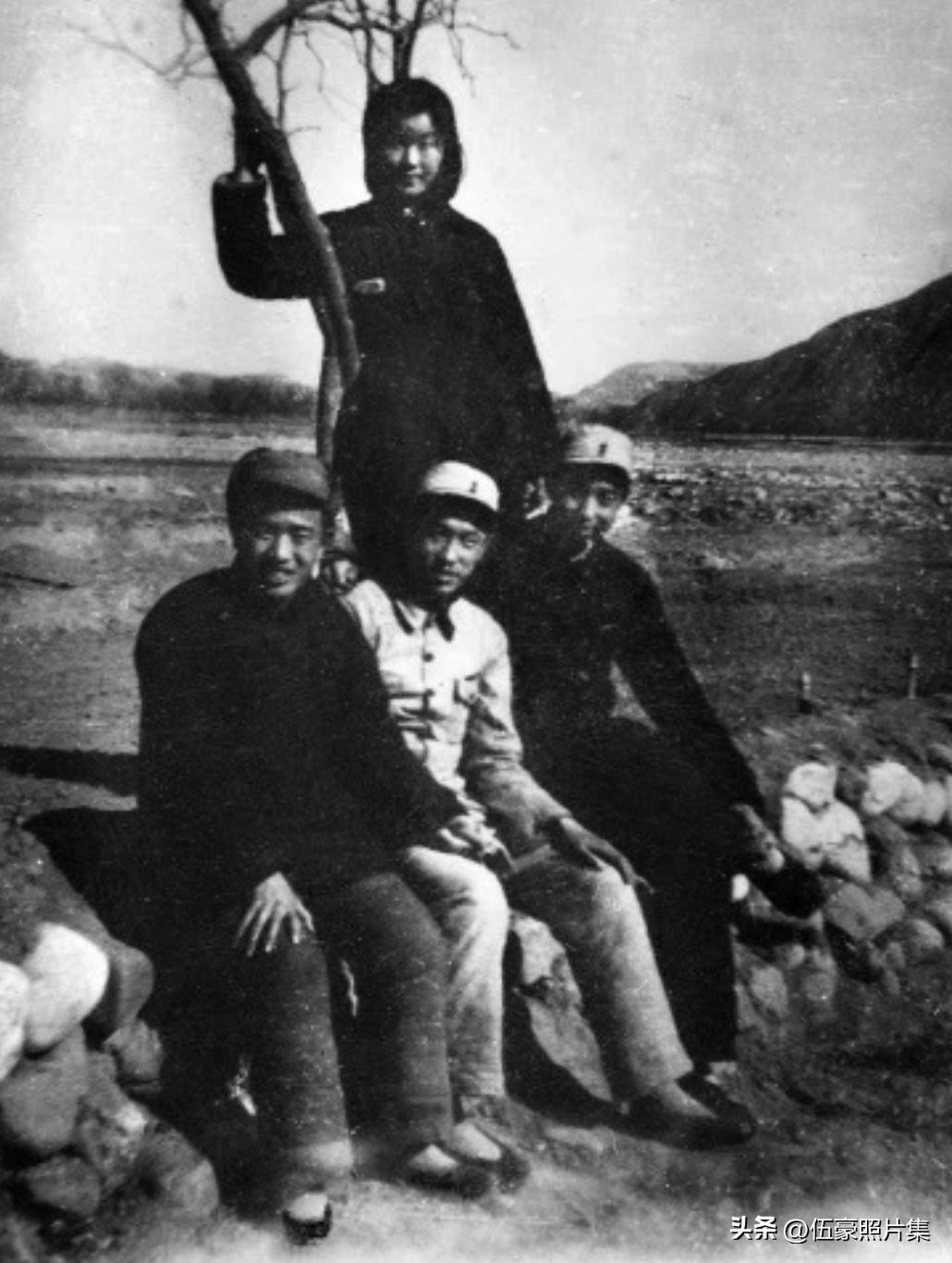 1946年，宣传部长孙克悠与县委书记华国锋（右）、组织部长李立功在山西前线留影。