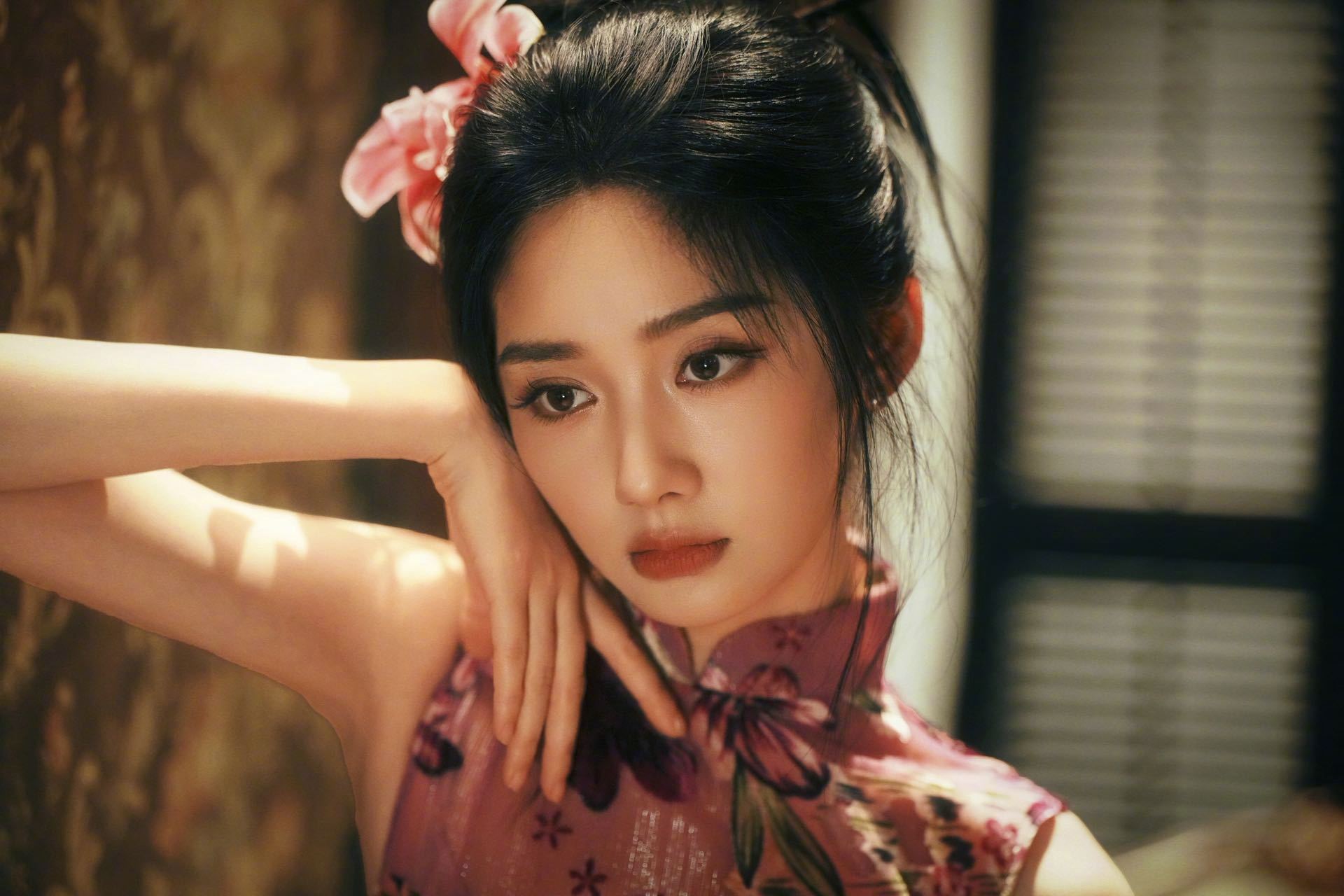 王影璐红蓝旗袍并蒂双生花王影璐旗袍造型梦回冯宝宝 王影璐生日两套旗袍风格反差感有