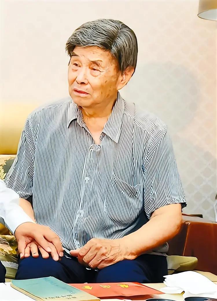 蔡兴海，男，1931年出生，陕西省泾阳县人，中国共产党党员。1949年12月参加