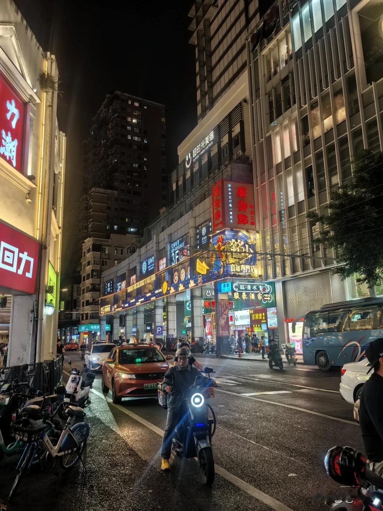 我在广州生活几十年了，这里充满了我的回忆与情感。
 
每天的生活忙碌而充实，穿梭