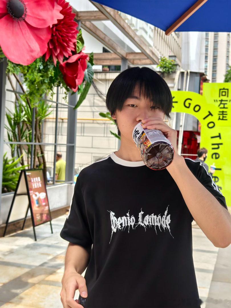 重庆拉票显眼包高温送清凉刷爆好感 渝蓉双城battle愈演愈烈，重庆显眼包在高温