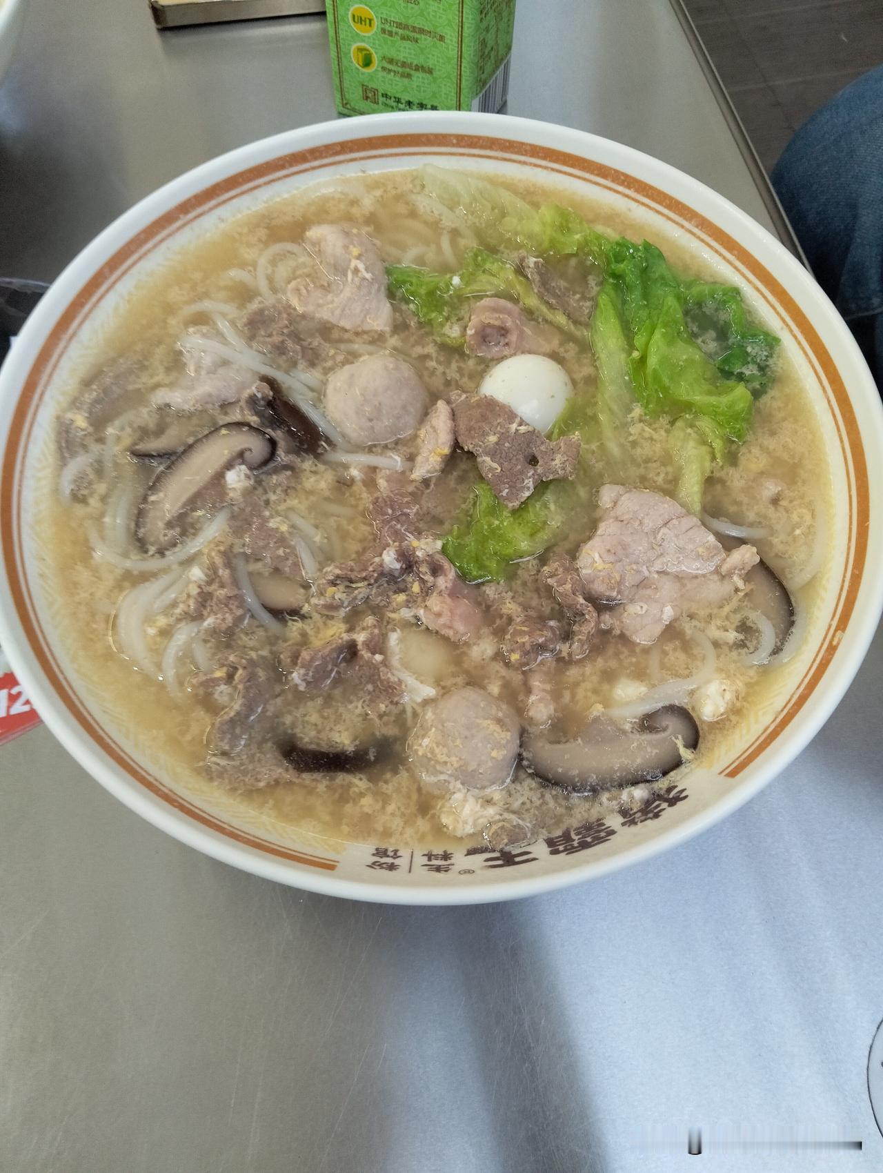 南宁地道招牌猪霸王
真是物美价廉，份量足足的
有肉有蔬菜，有鹌鹑蛋
这样一份猪霸