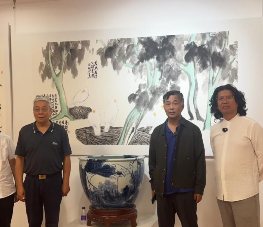 沈巍一行人参观伯揆美术馆，此展馆面积达5000平方米，作品众多，创作也很有独特的