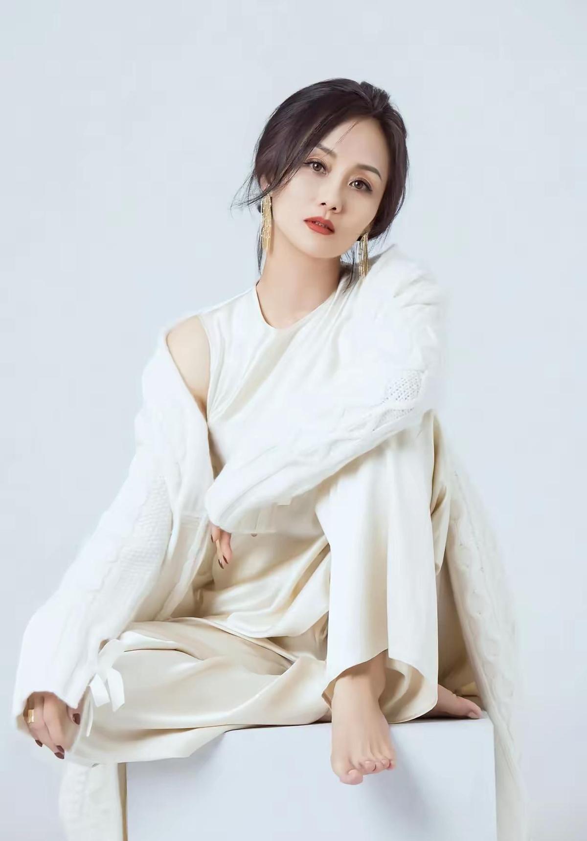 李颖回来了，这次穿上了副行长的西装。
不是演医生，不是当女主，是真正在金融圈里拔