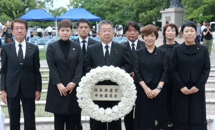 日本共产党中央委员会向长崎原子弹爆炸中心公园的原子弹爆炸中心纪念碑献花，悼念遇难