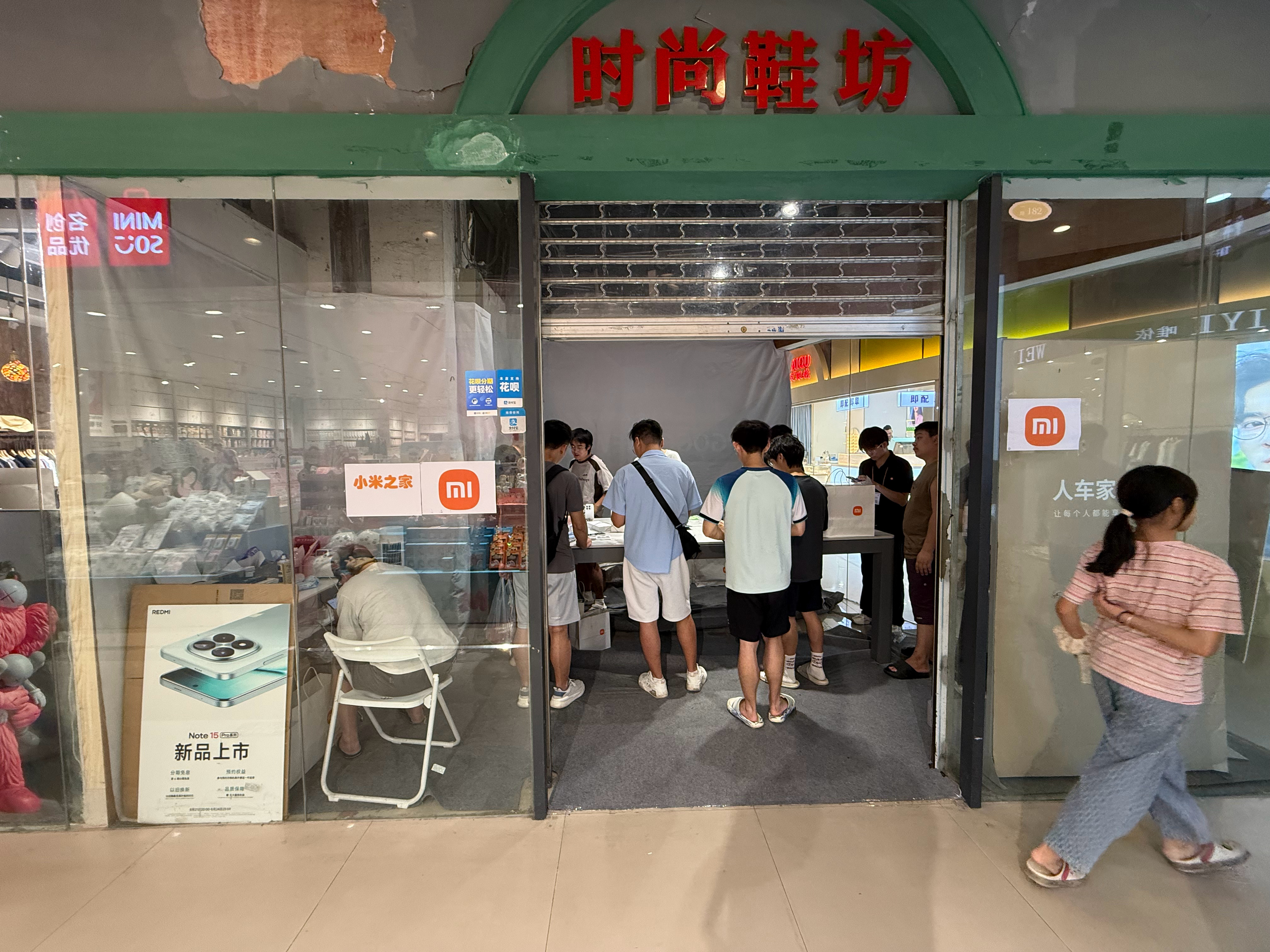 小米牢牢抓着年轻消费群体，小米 17 这波卖的不错，大学城临时加开了小米之家，我