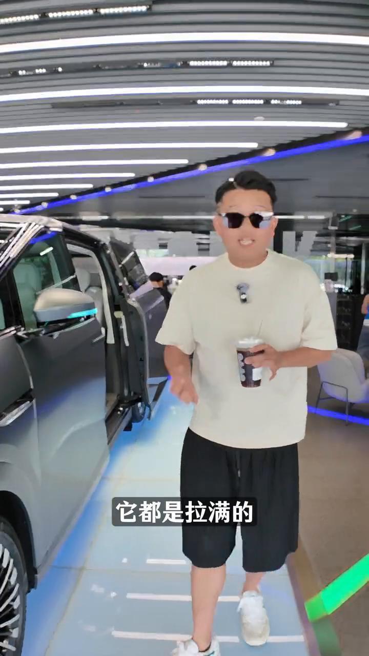 你们看我发现了什么？小鹏的全新P7。今天来小鹏的总部看看这台小鹏的X9。
·在3
