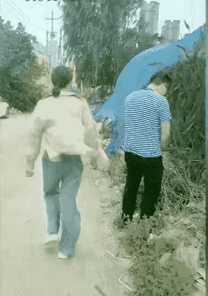 这种不文明的行为，适当教训一下也不是不可以，不过这女的也太鲁莽了。 