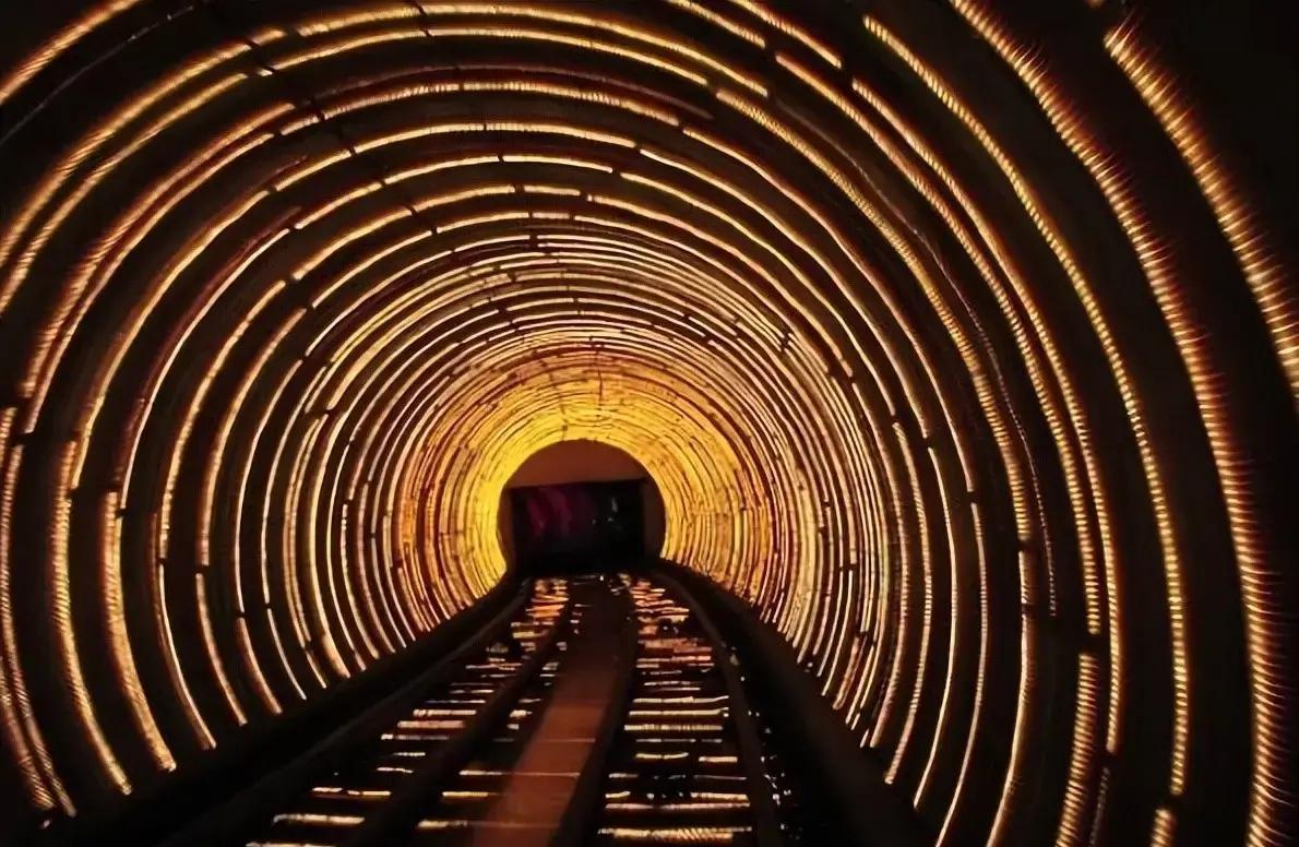 早高峰地铁门刚关上，北京某郊区居民区里，单程通勤超2小时、往返60公里的人群瞬间