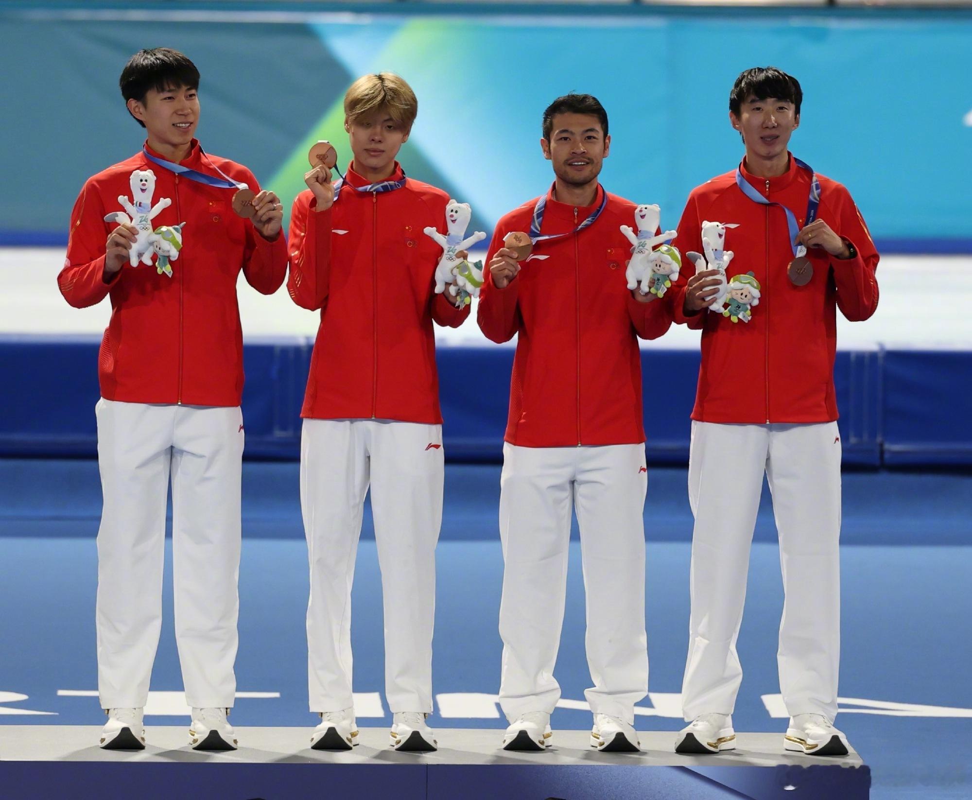 刘瀚彬说李琰像妈妈 刘瀚彬在线求和李琰拥抱照 拿到米兰冬奥会速滑男子团体追逐的铜