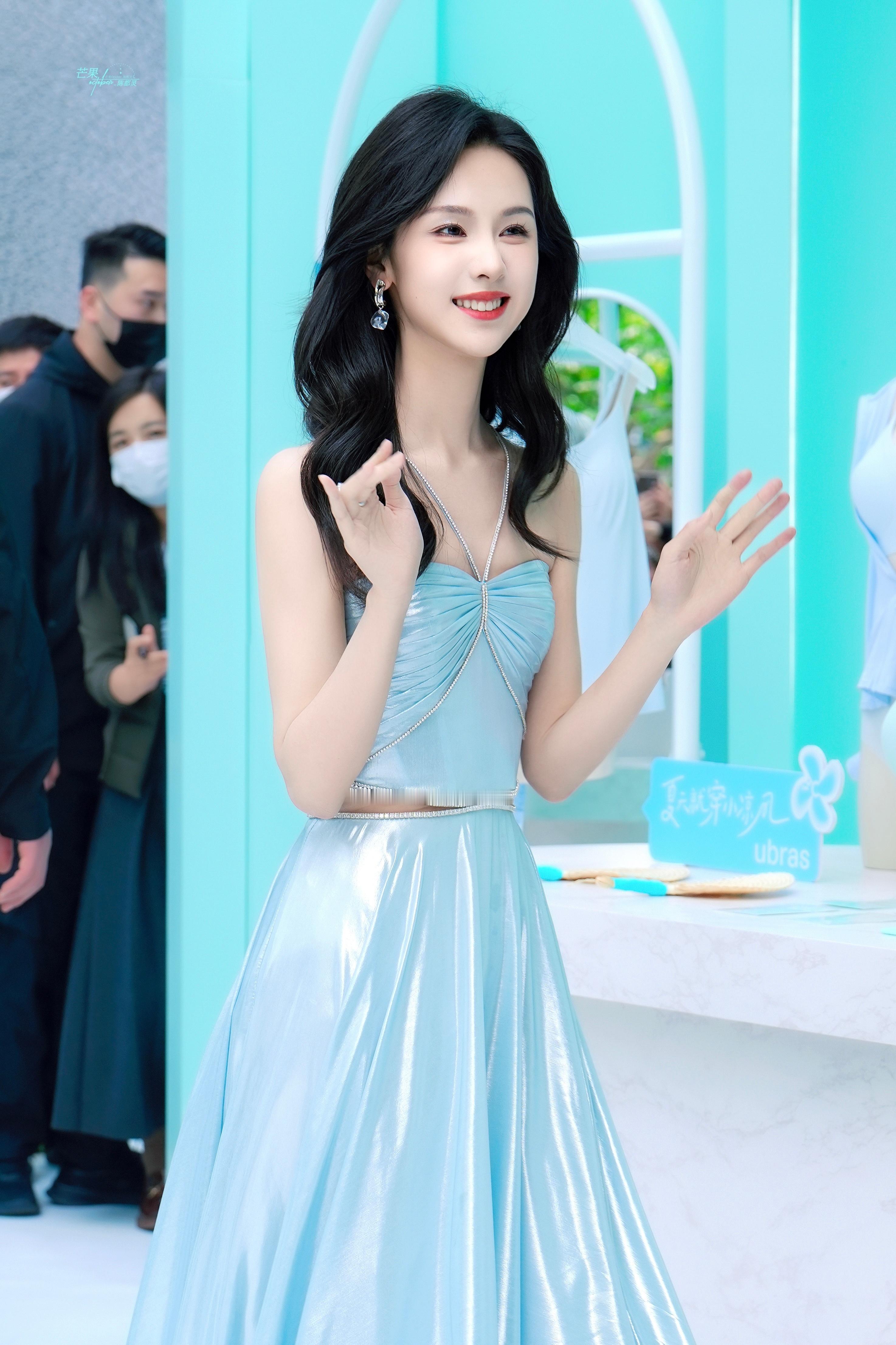 陈都灵 一袭冰蓝长裙自带清透光泽，像把夏日海风穿在了身上。陈都灵深海公主