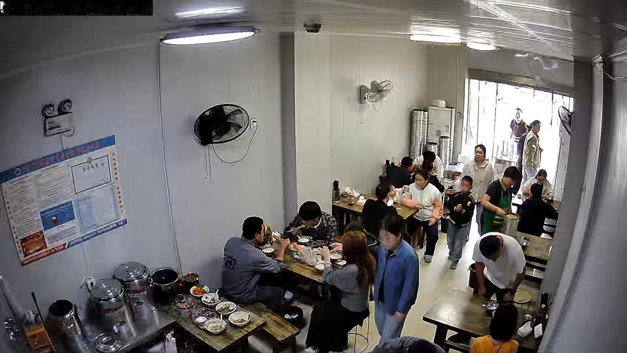 国庆假期第二天，生意依然火爆，根据往年的经验，明天生意还是火爆。假期前三天我和梅