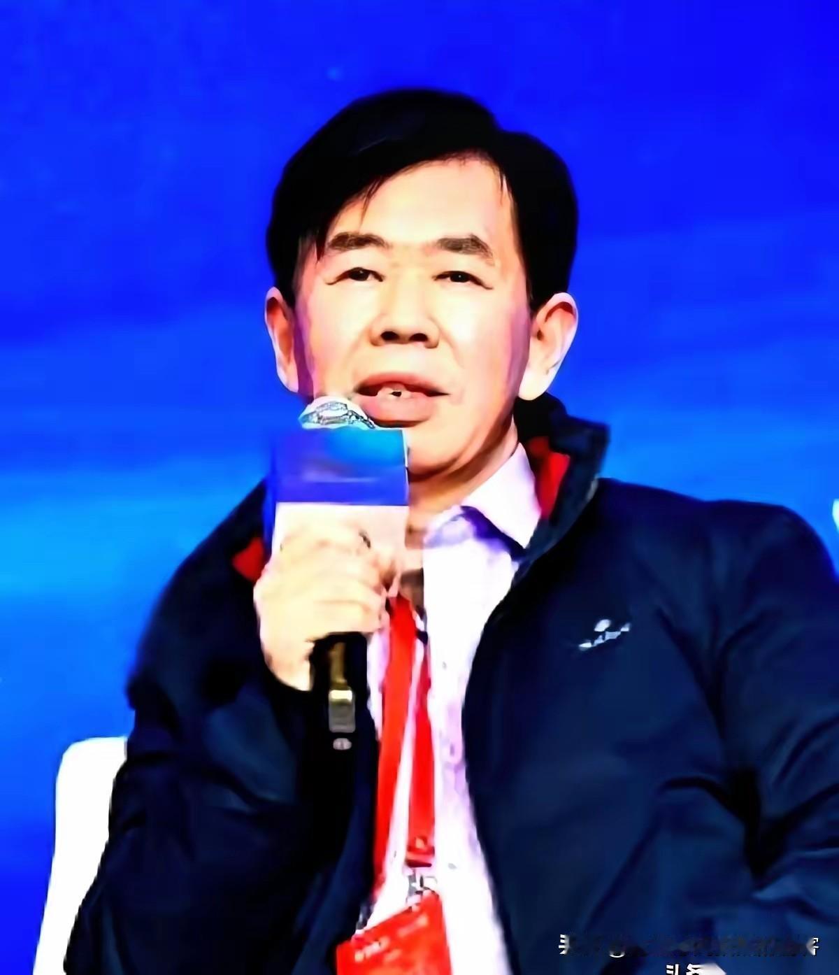 军事专家戴旭有个观点，很扎心。
他说我们航母下水，五代机上天，导弹快到没影，家底