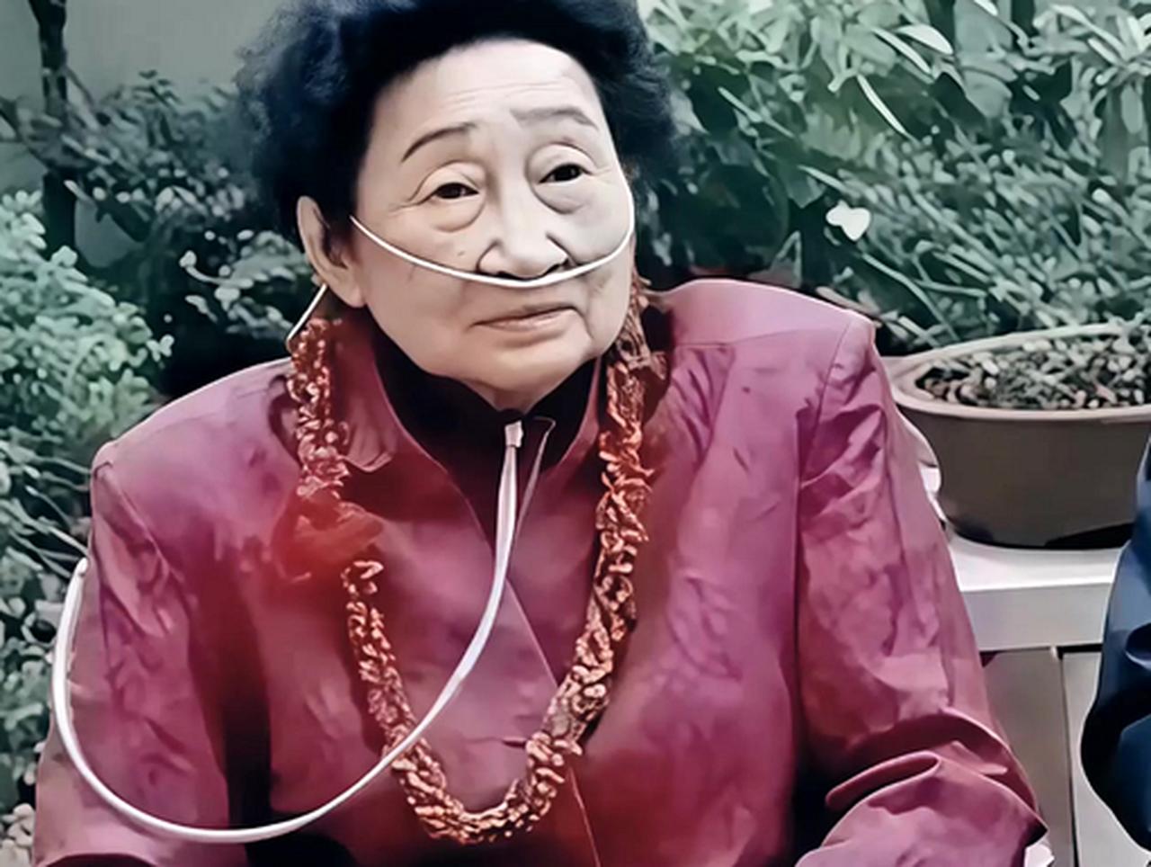 2000年6月，一个深夜，夏威夷檀香山。
88岁的赵一荻突然有些饿，想喝一碗清粥