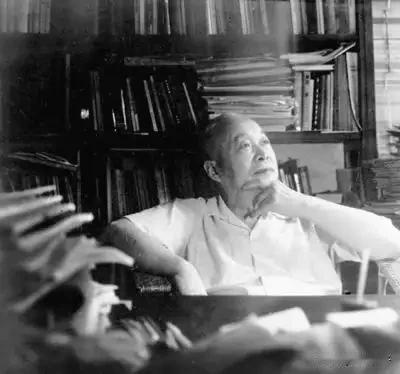 1955年，毛主席拉着钱三强的手笑着说：“今天我们都当小学生，请你上一课。”没人