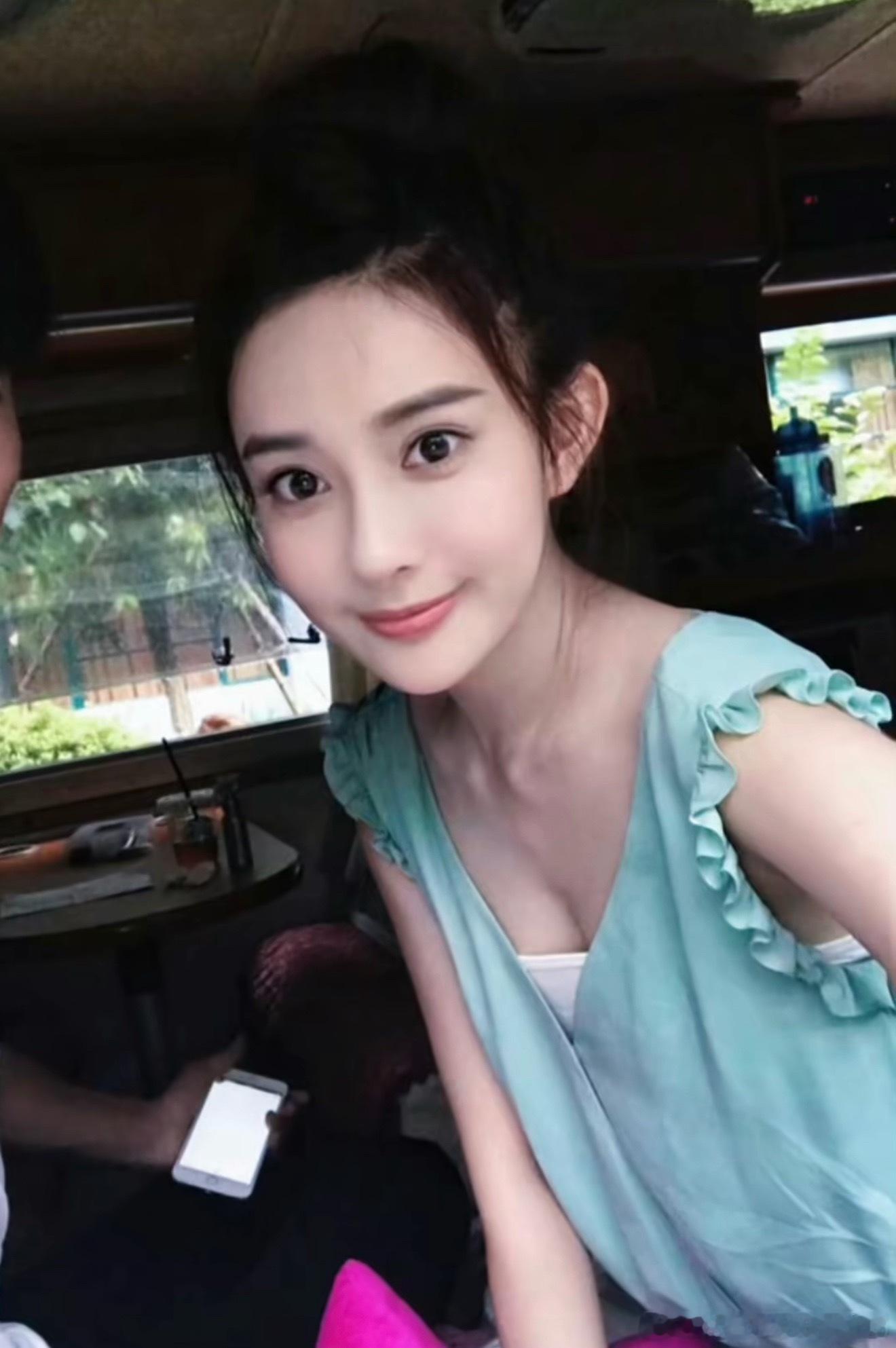 看着你的笑，我好像就足够 ​​​