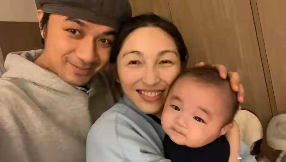 恭喜！53岁香港男星宣布再做爸爸，57岁高龄太太元旦诞下小儿子现年53岁的艺人古