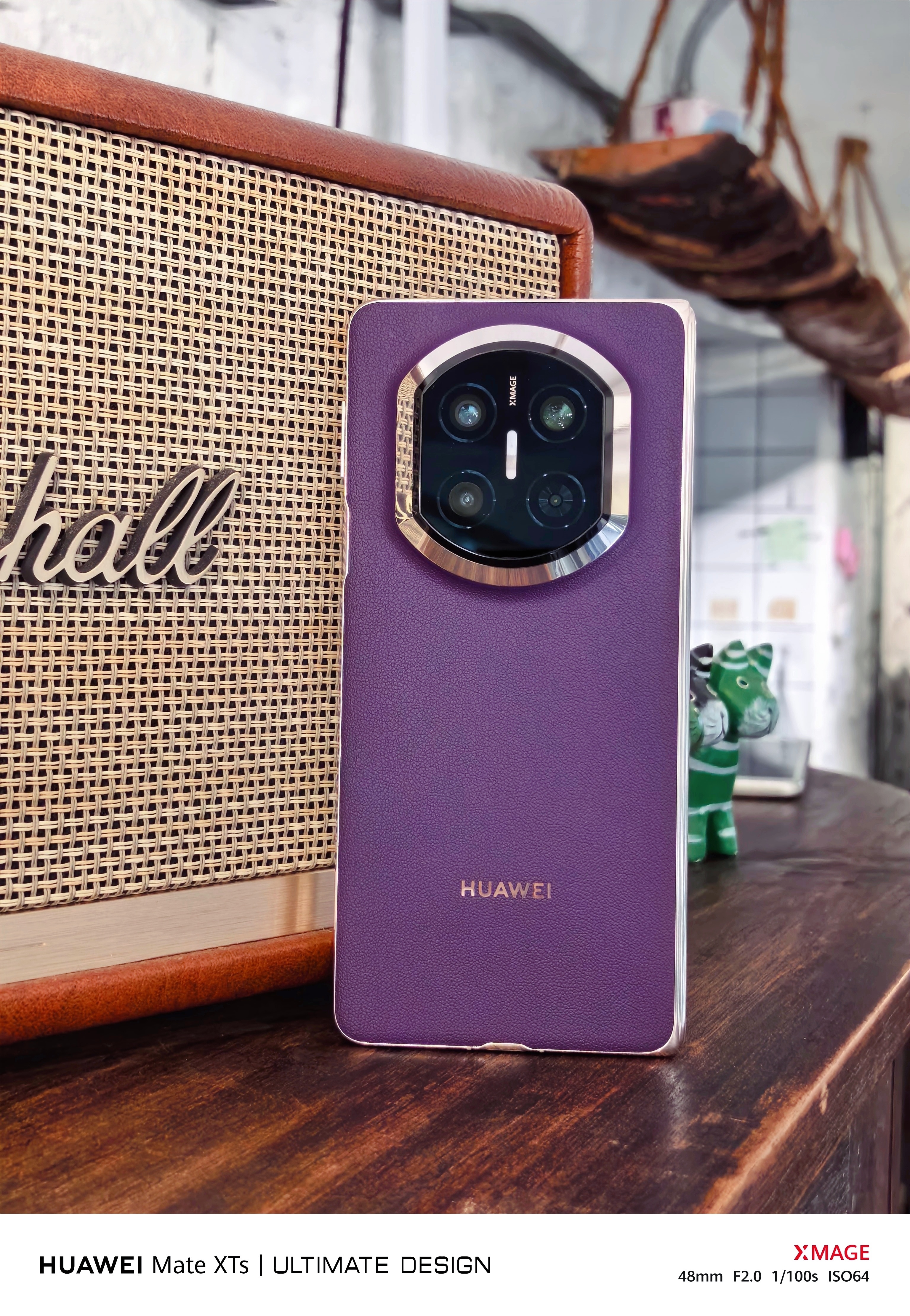 华为Mate XTs三折叠镜头下的华为Mate X7 典藏版幻影紫。这外观颜值，