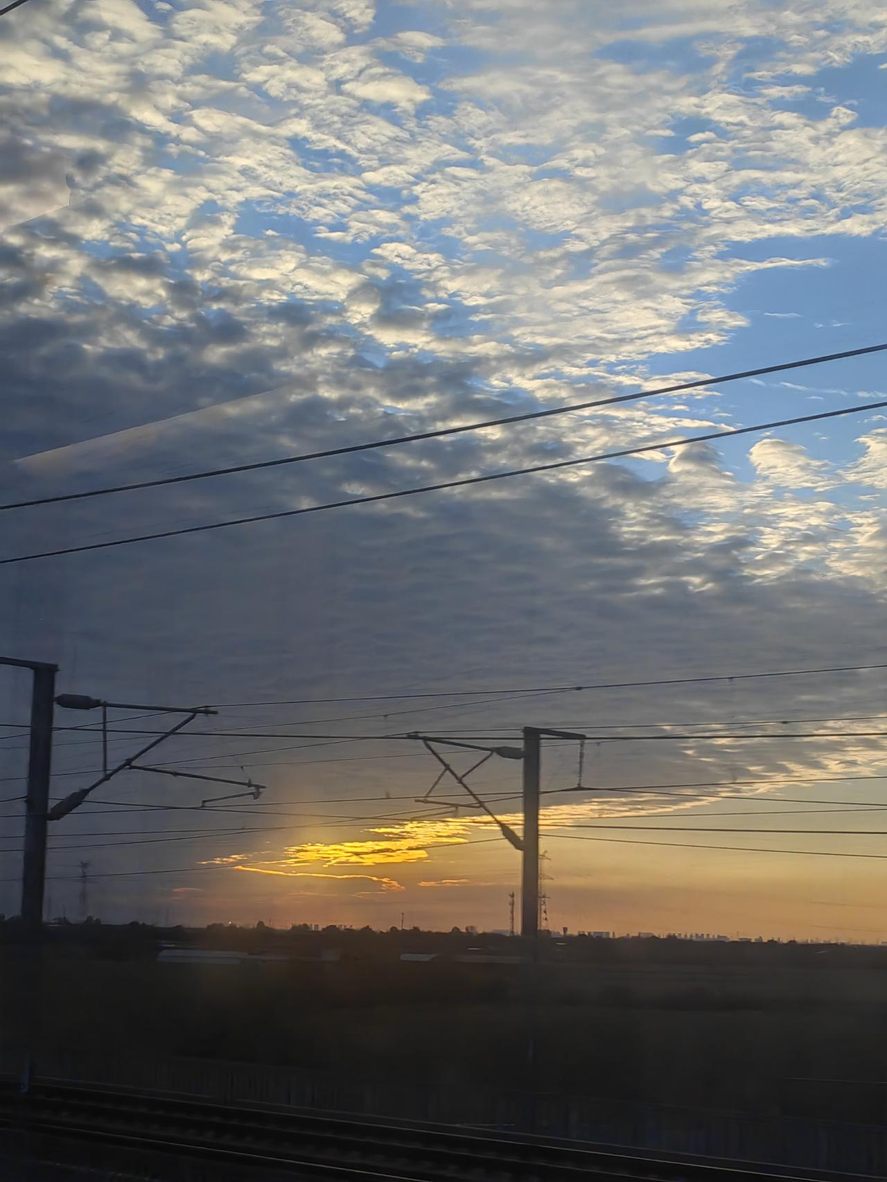 第一，企业文化属于管理实践。企业文化和战略、执行、组织机构并称企业成功法则的四个