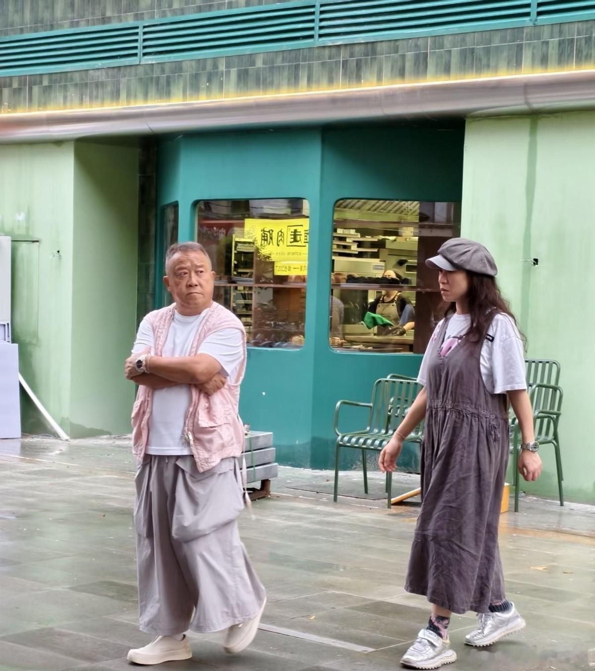 咱们把娱乐圈这点事，反过来看。 最近有个事儿挺有意思：70多岁的曾志伟，带着他那