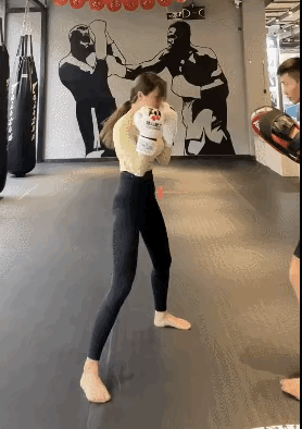 图一：实话实说，这个小姐姐我根本打不过她。甚至连她一拳我都接不住。
图二：展现身