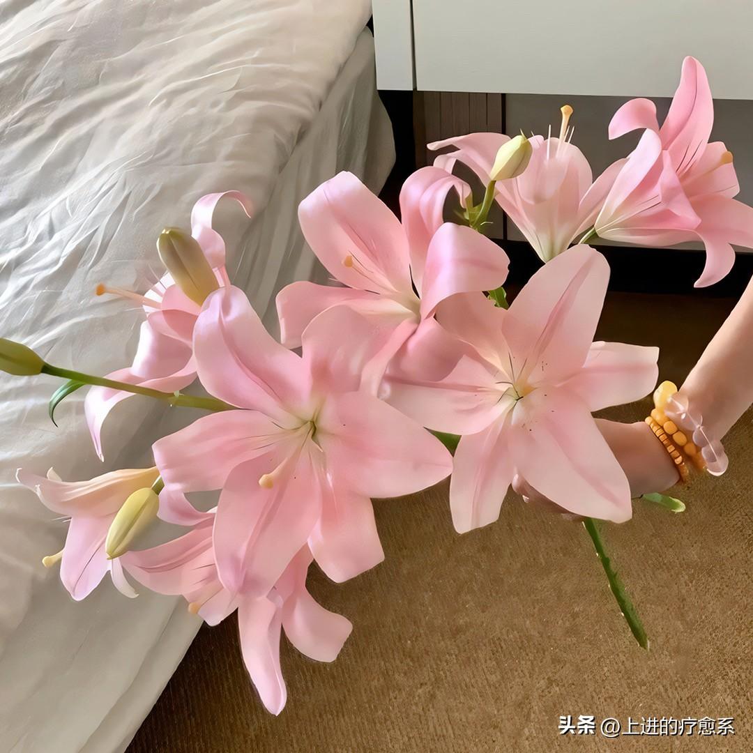 男人真的喜欢你，在你面前是有表现欲的。
他想在你面前证明自己的魅力，展示自己的能