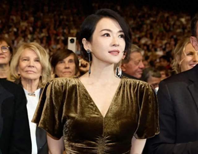 好久不见！47岁章子怡亮相法国电影节，状态回春～