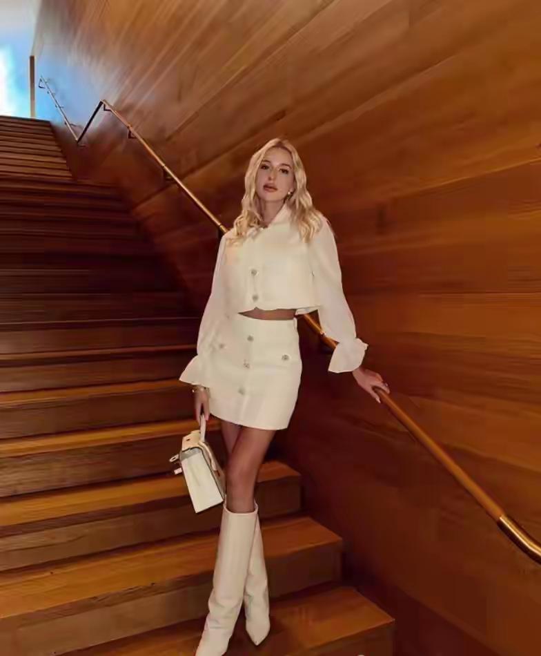 乌克兰网红神似黑寡妇什么样的穿搭可以让人显得很有气质