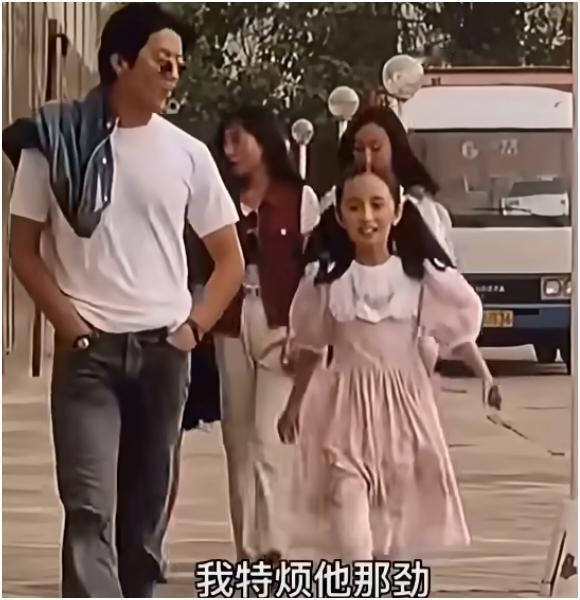 杨幂真不愧是等比例长大啊，瞧瞧那大长腿，比例简直绝了。之前看到女明星童年合照曝光
