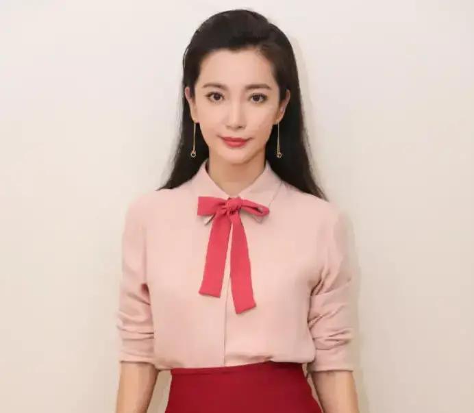 李冰冰在节目里说把妹妹李雪的孩子当自己娃带，签字进产房、月子里煮汤，一句“姑妈妈