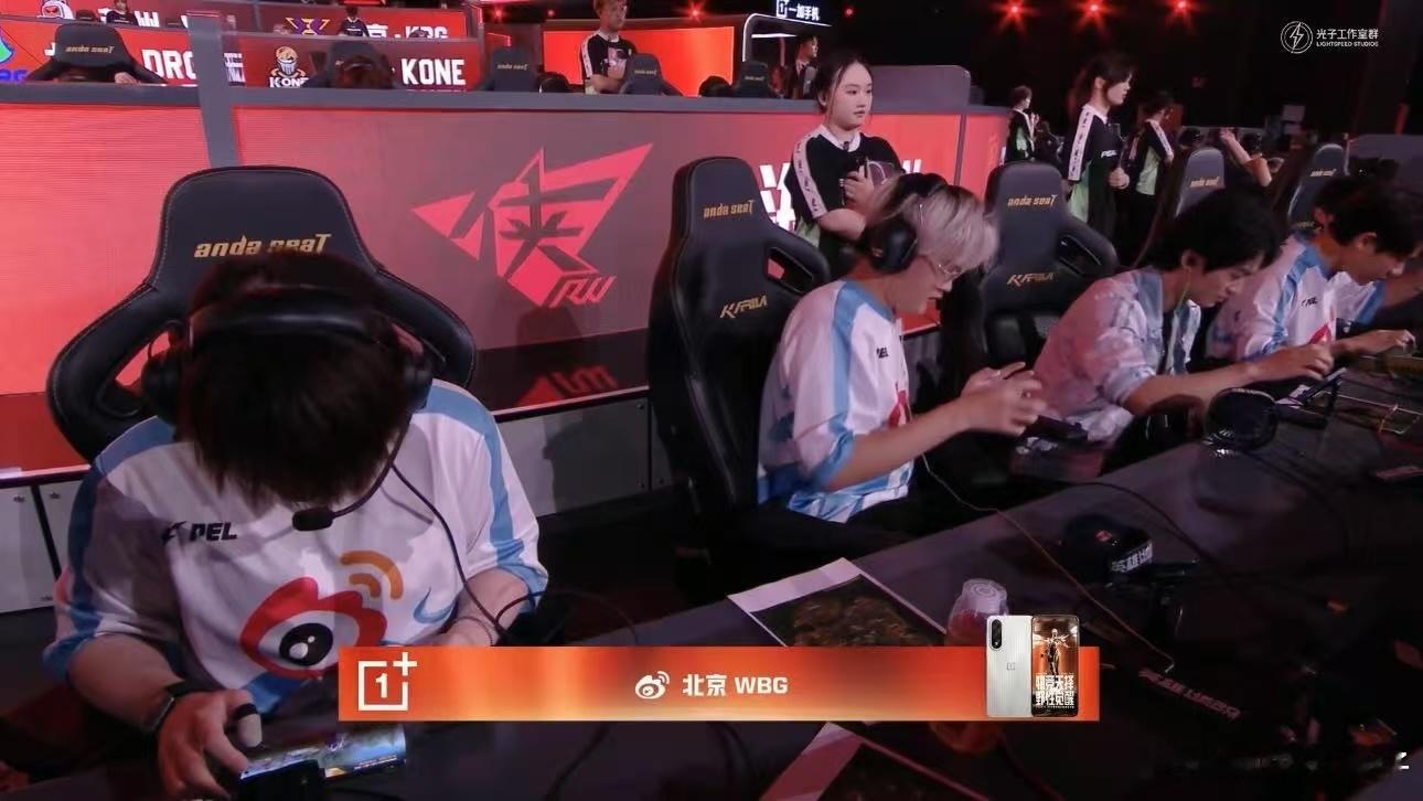 WBG触底反弹吃鸡 WBG不落后不会玩，终于开始吃鸡追分了[柯基]微博俱乐部WB