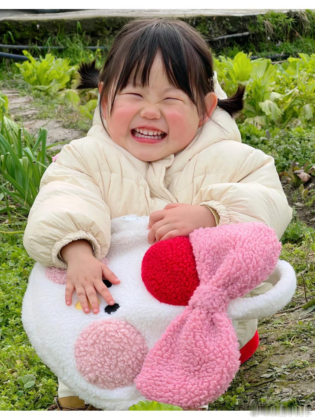 瑶一瑶摆拍后一年掉粉近120万哪有父母不爱自己孩子的，再说瑶一瑶现在也上幼儿园了