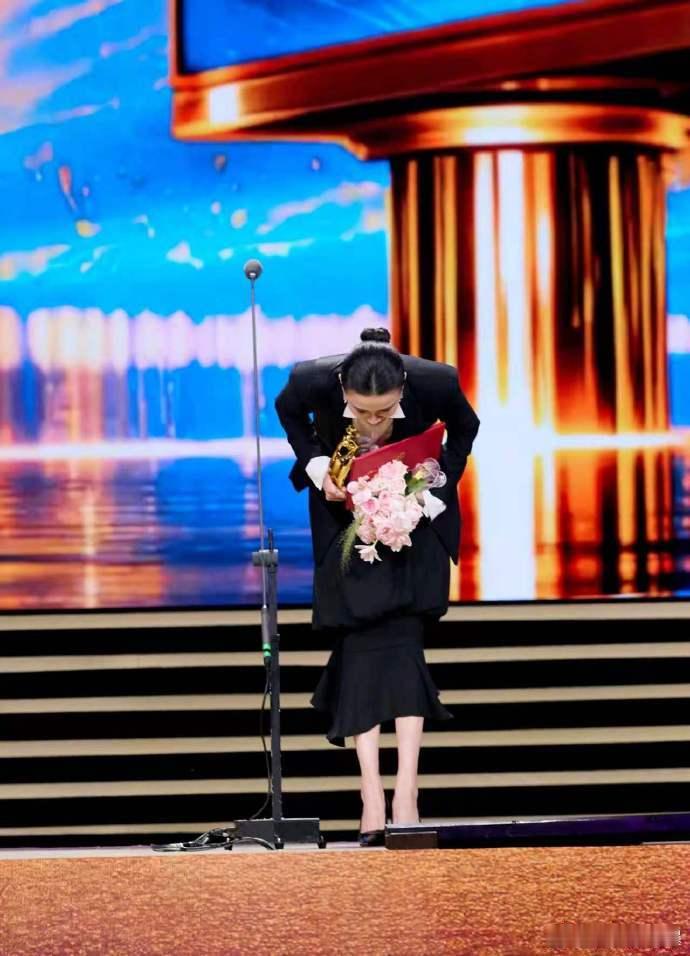 宋佳感恩观众与时代馈赠在回应获奖热议的长文中，宋佳向时代与观众表达了深深的感恩 