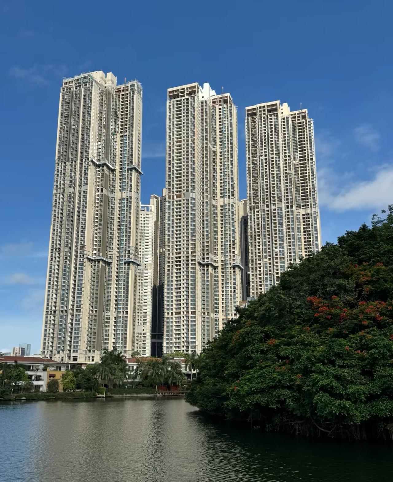 深圳最高的住宅楼开始装玻璃了。

真的会有人在这里买房吗？感觉三急或者其他突发情