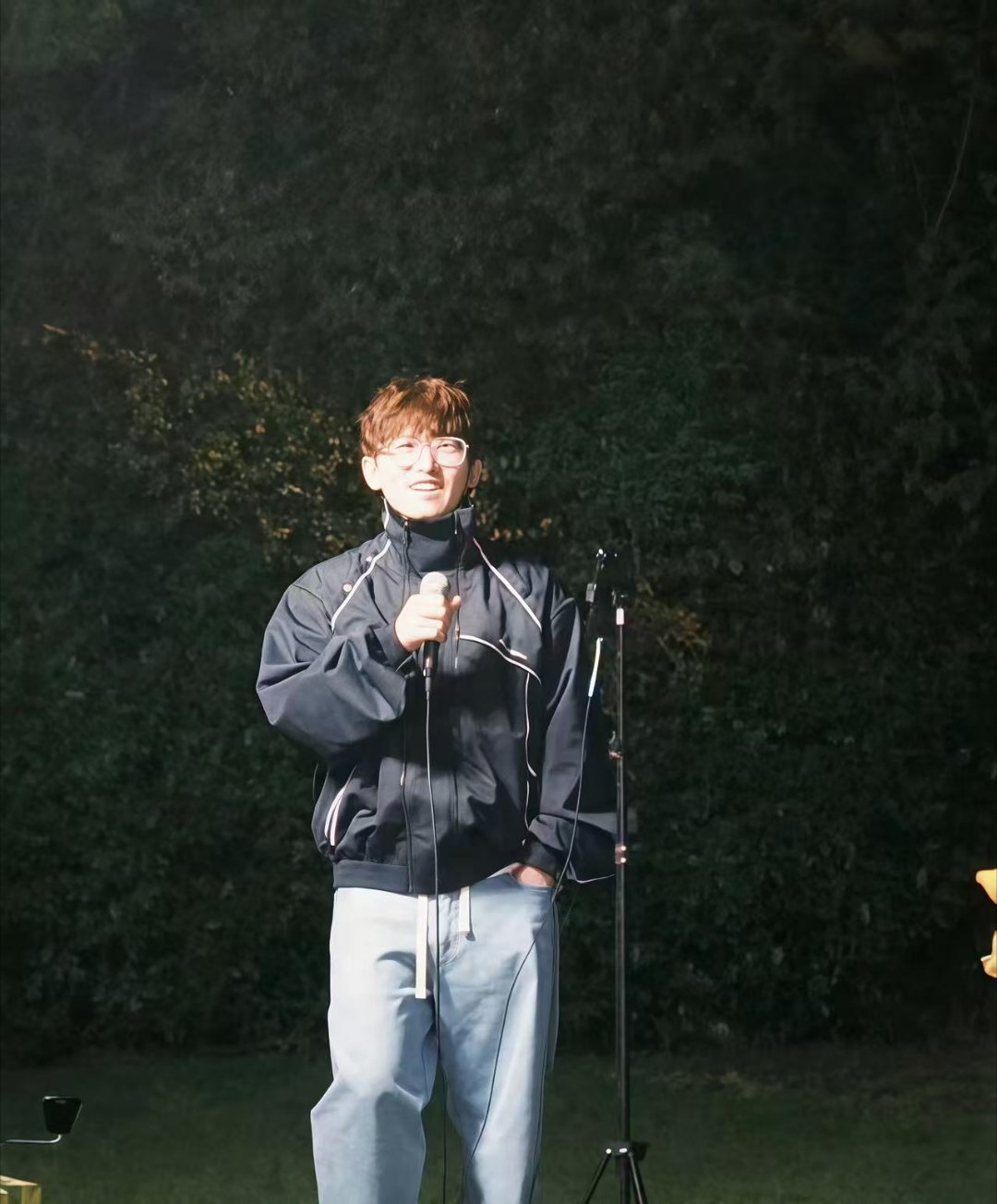 奔跑吧导演姚译添说综艺不止热闹奔跑吧 那些挫败与疲惫，在看到你笑容时烟消云散。姚