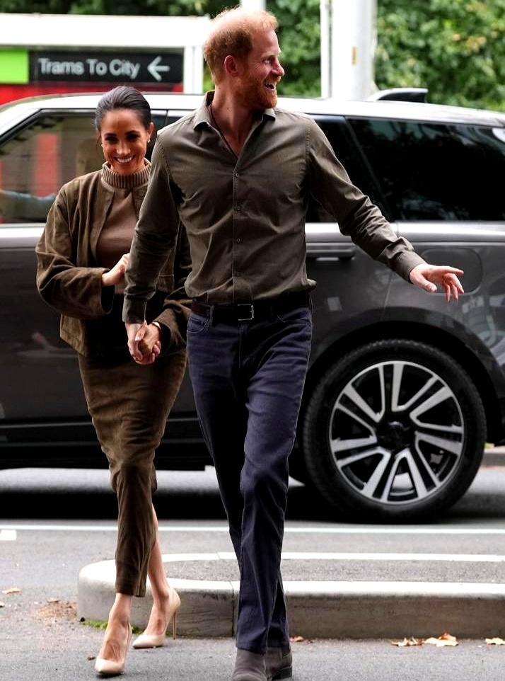 谁能想到，刚在慈善午餐上嘘寒问暖的梅根，下一秒就踩着高跟鞋“杀”到博物馆了！
这