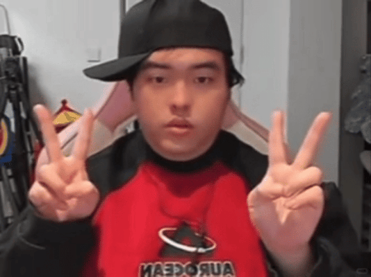 我妈买了一箱水蜜桃，但我喜欢吃软的，我就一个一个捏哪个软哪个漂亮先吃，结果一顿臭