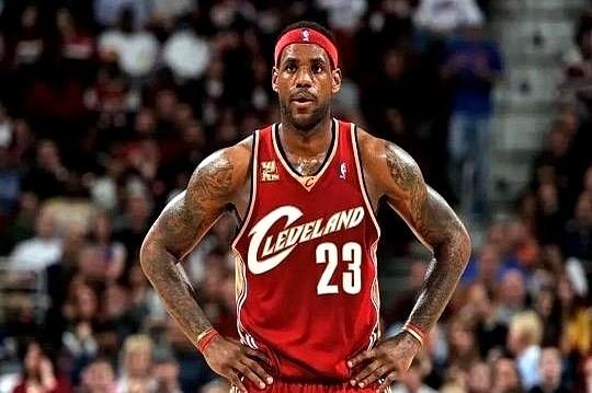 现在NBA球员都快觉得詹姆斯是第一了。

以前大家都默认，乔丹第一，勒布朗第二，