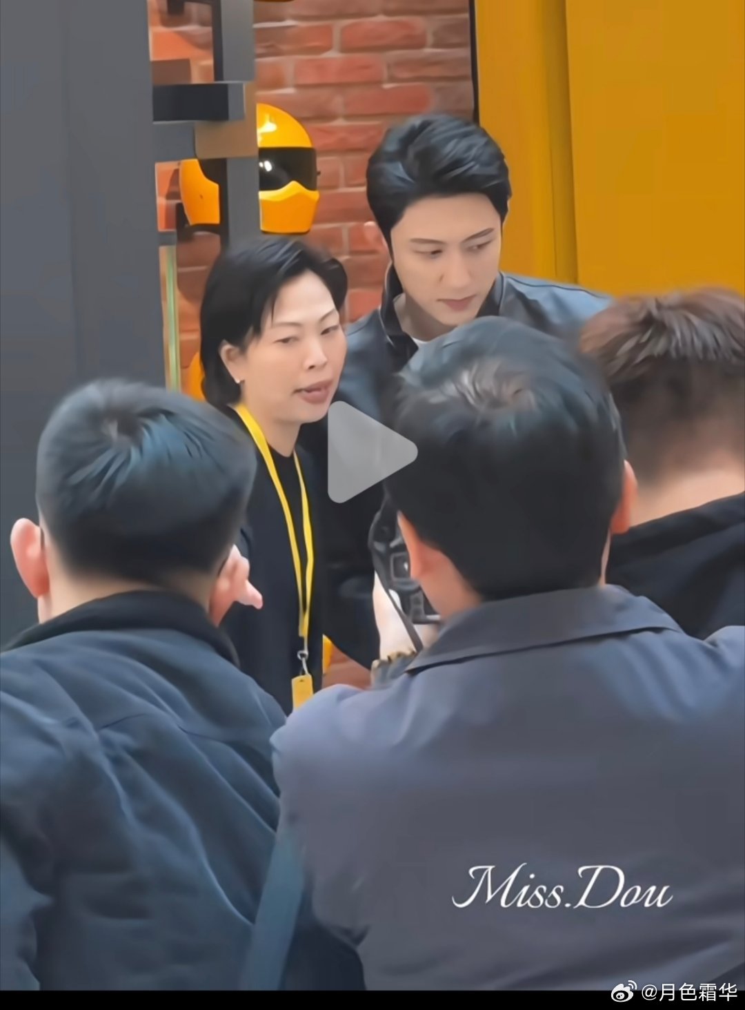 看着跟集团老总来了一样，卢云翔还没走。