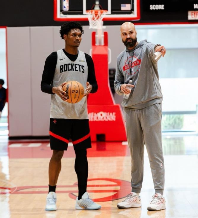 杜兰特在今天火箭和热火队的比赛里职业生涯总得分超越了迈克尔·乔丹。可以说杜兰特确