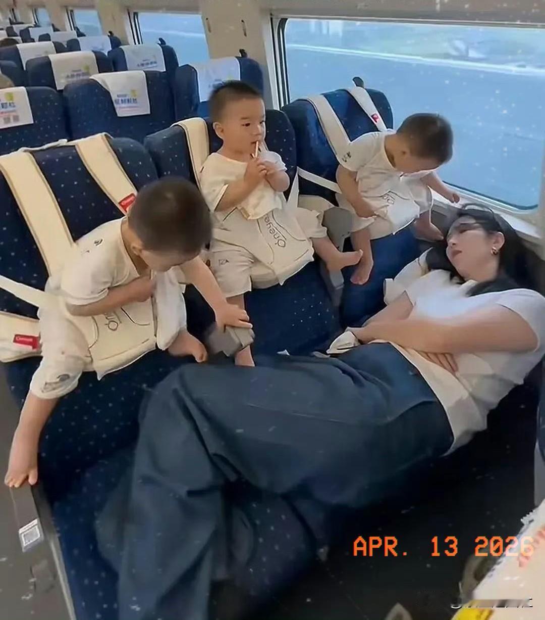 高铁之上，那温馨又令人钦佩的一幕，让我由衷感慨，这位妈妈真的太牛了，令人心生敬意